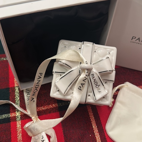 Pandora 2016 Christmas Present Ornament Limited Edition - Picture 2 of 7